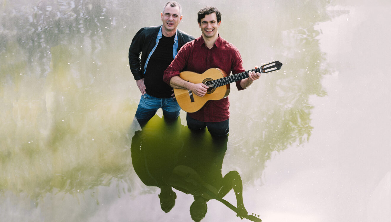 Christoph & Lollo stehen im Wasser und singen ein Lied
