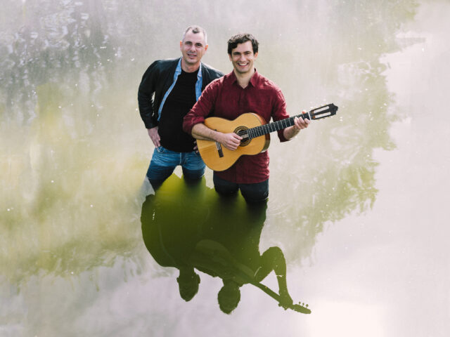 Christoph & Lollo stehen im Wasser und singen ein Lied