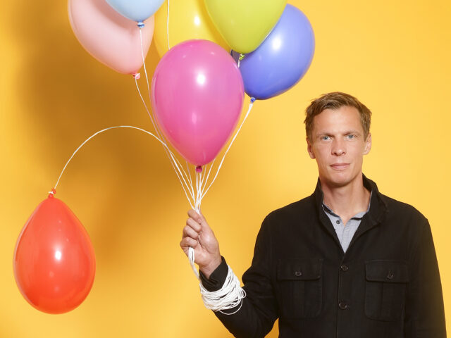 Klaus Eckel mit Luftballons