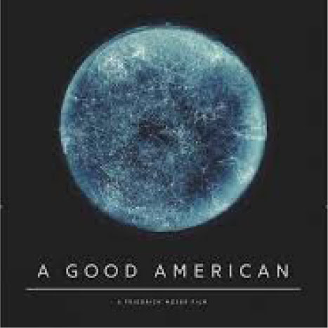 Ein blauer mysteriöser Kreis schwebt über dem Titel des Dokumentarfilms „A Good American“ .